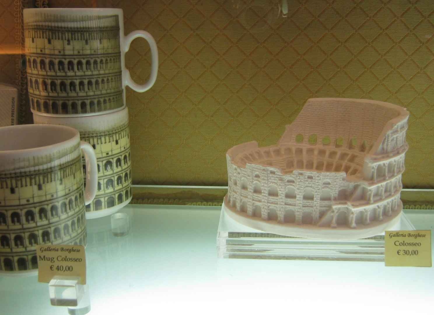 Italy: Ở đây không chỉ có những bức tượng mô phỏng đấu trường La Mã, mà còn những chiếc thìa gỗ ô liu, hay các loại thực phẩm nổi tiếng như dầu ô liu, pasta, Bicosti… mà du khách có thể mua về làm quà.