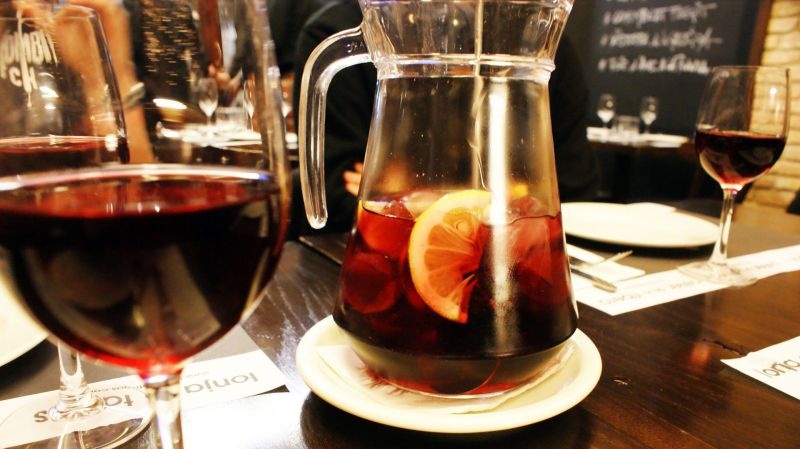 Đến Bồ Đào Nha, bạn nên thử Sangria được pha từ rượu, trái cây và thảo mộc, rất nhẹ và lý tưởng khi uống ngoài bãi biển.