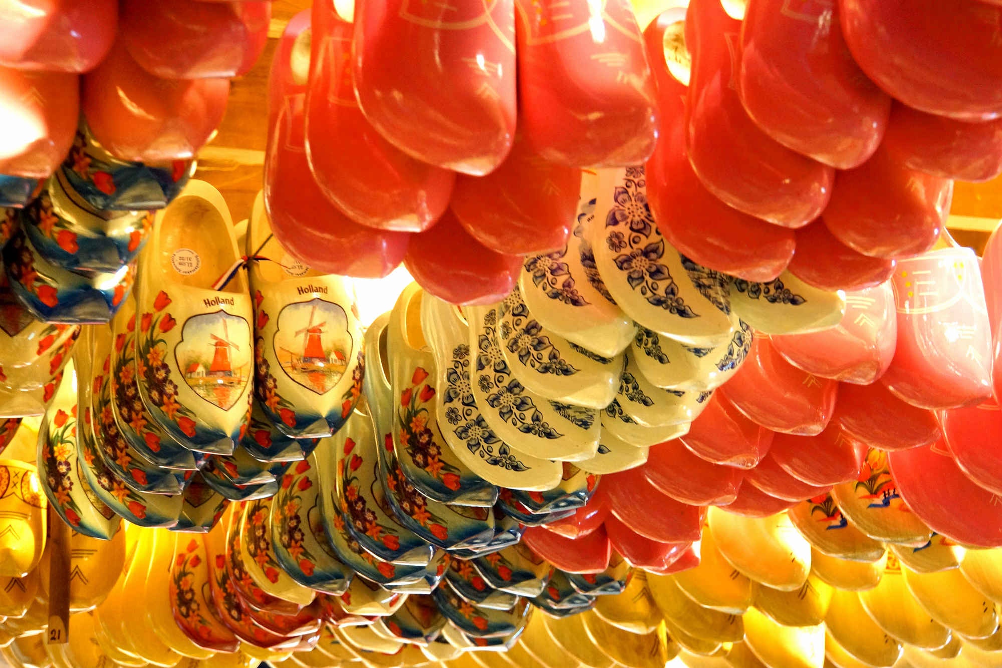 Di du lich chau Au nen mua gi ve lam qua? hinh anh