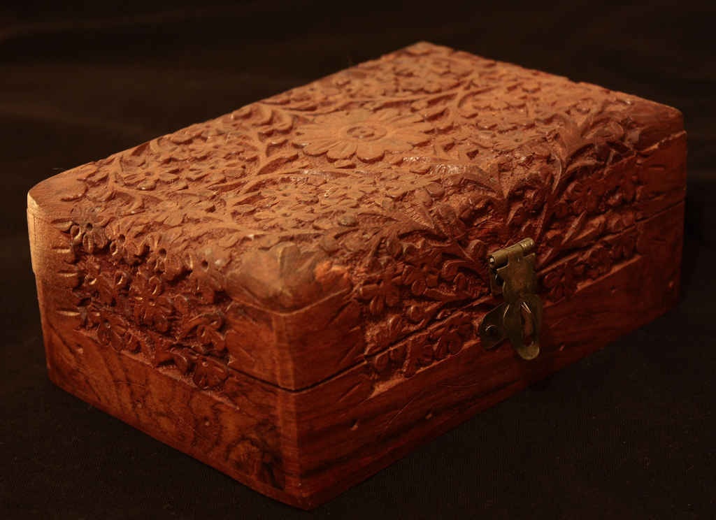 Ba Lan: Đồ lưu niệm đặc trưng Ba Lan là những hộp gỗ, bộ cờ vua được chạm khắc tinh xảo, hay loại mật ong hảo hạng.