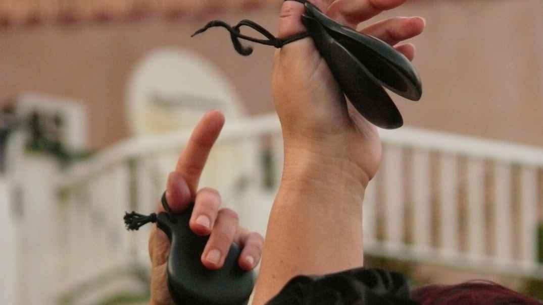 Tây Ban Nha: Những bộ phách nhỏ xíu có tên Castañuelas là món đồ lưu niệm phổ biến nhất xứ sở bò tót. Ngoài ra, nghệ tây, hay rượu sherry cũng là những món đáng mua về làm quà.