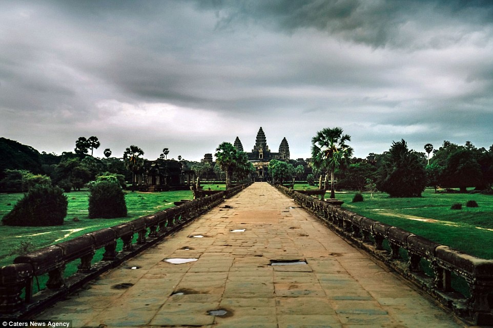 Những đám mây sà xuống Angkor Wat, một trong những quần thể đền nổi tiếng nhất thế giới.