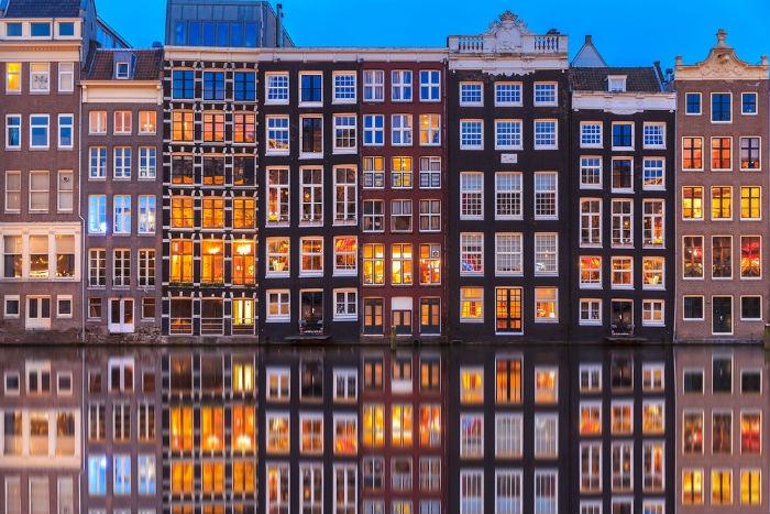 1. Amsterdam, Hà Lan: Đây là thành phố nổi tiếng thứ 2 trên thế giới về hệ thống kênh đào. Amsterdam có tổng cộng 97 km kênh đào, mang lại không gian lãng mạn cho thành phố. 