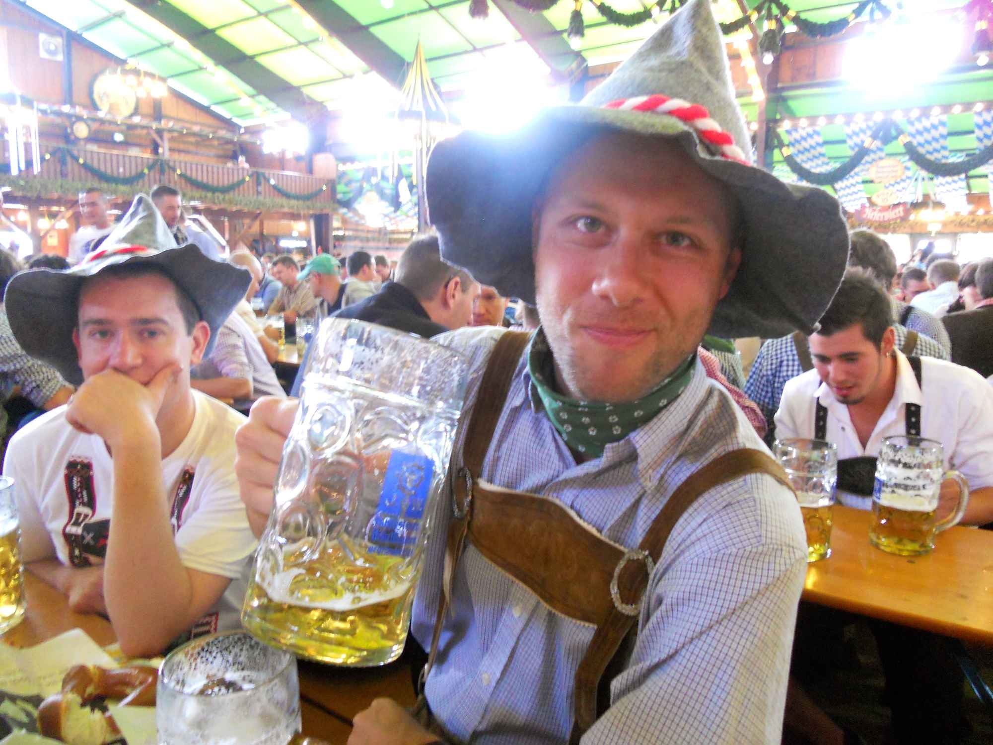 Áo: Món đồ lưu niệm được bày bán nhiều nhất ở Áo là những chiếc dây đai treo quần truyền thống trông khá kỳ quặc. Nếu không muốn, bạn có thể chọn mua các loại chocolate, nougat hay bánh hạnh nhân rất ngon.