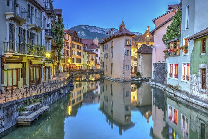 2. Annecy, Pháp: Annecy được coi là một bức họa có thật ngoài đời. Nằm cách Geneva, Thụy Sỹ 42 km, thành phố cổ kính xinh đẹp với những đường phố trải sỏi, những gam màu dịu nhẹ từ các tòa nhà soi bóng xuống dòng kênh.