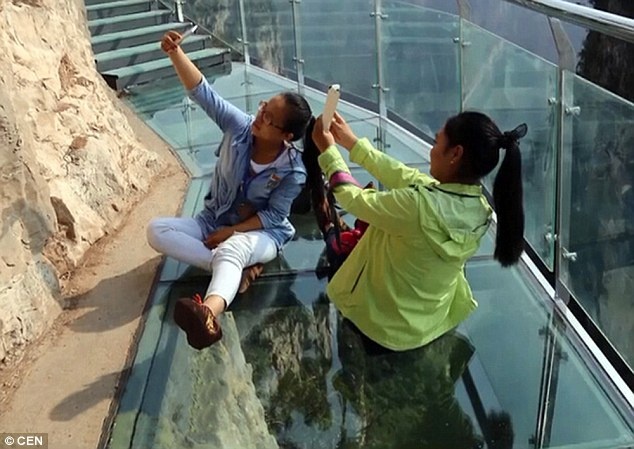 Nhiều du khách thích thú đến đây ngắm cảnh, chụp ảnh và thử cảm giác mạnh.