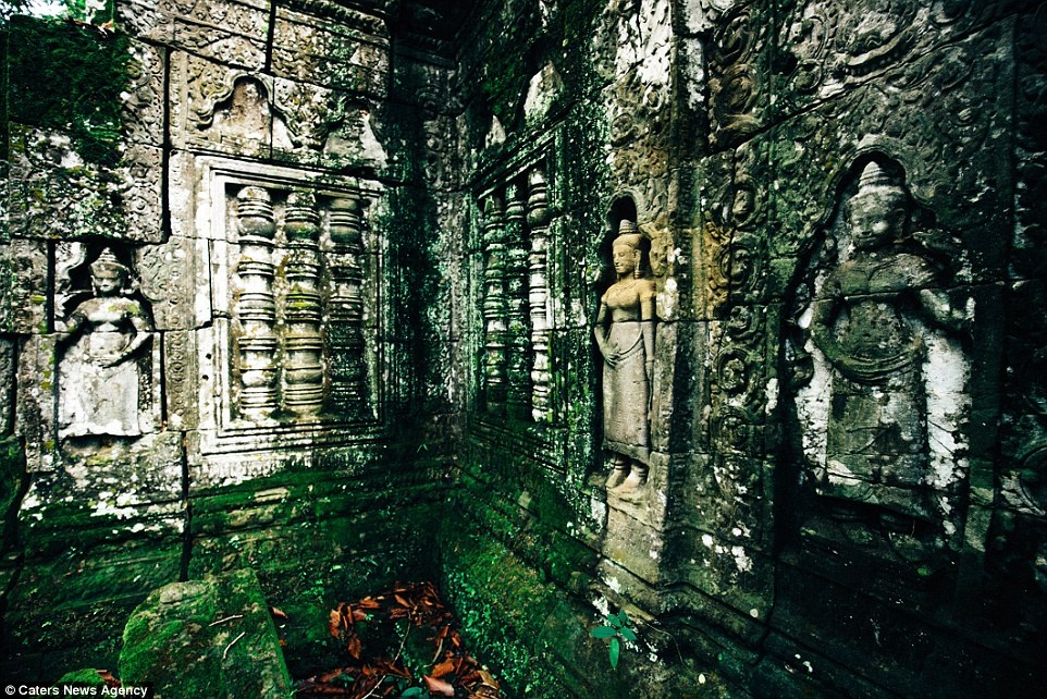 Hơn 3.000 bức tượng vũ nữ Apsara duyên dáng được tạc trên những bức tường.