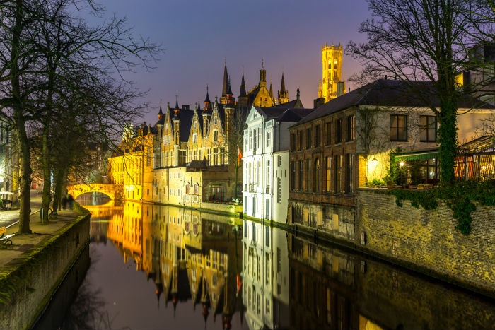 3. Bruges, Bỉ: Thành phố đẹp như cổ tích với những nét kiến trúc từ thời trung cổ, những cửa hiệu bán chocolate khắp các con phố và những dòng kênh lãng mạn.