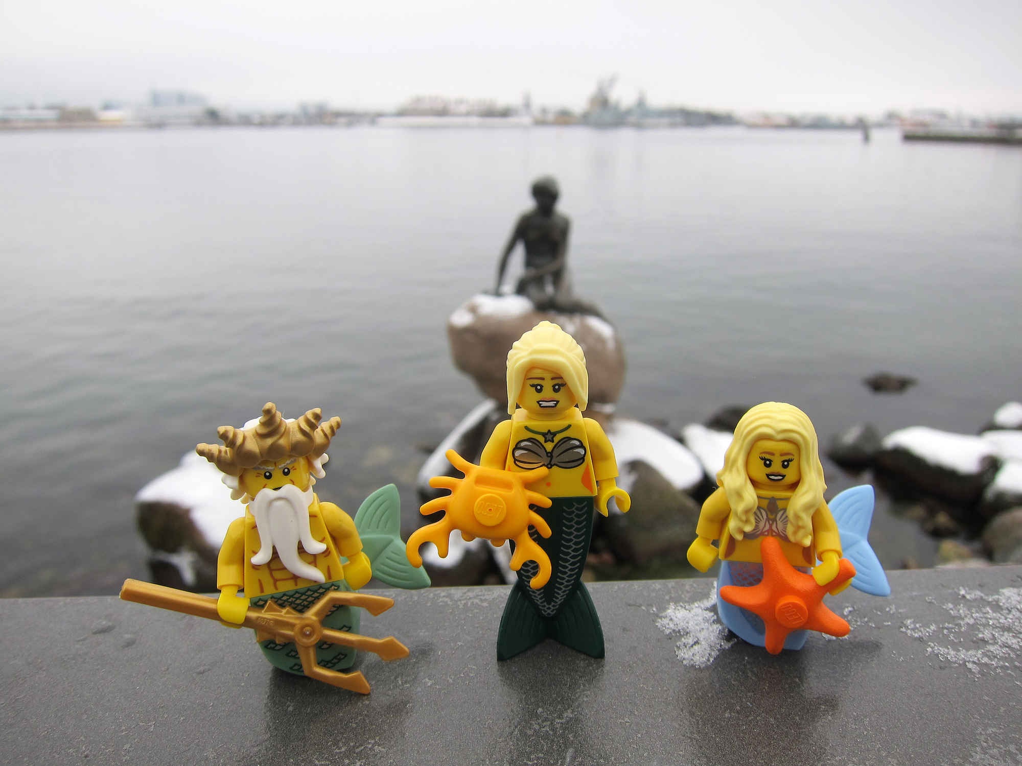 Đan Mạch: Là quê hương của nàng tiên cá, đây cũng là hình ảnh phổ biến nhất trong số các món quà lưu niệm ở Đan Mạch. Một món đồ được nhiều người yêu thích là bộ lego Billund Airport chỉ được bán ở sân bay cùng tên. Đây là nơi lego được phát minh ra và cũng là trụ sở của công ty.