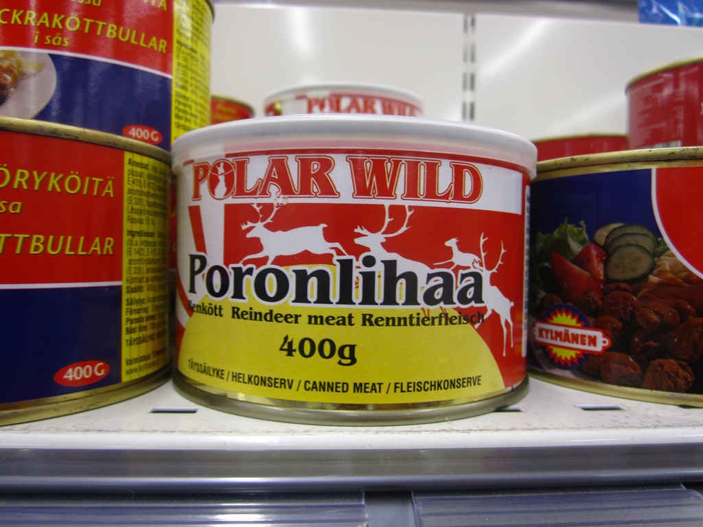 Phần Lan: Món thịt hộp tuần lộc được bán đầy rẫy ở Phần Lan. Nếu không thích đồ hộp, bạn có thể mua thịt tuần lộc sấy khô cũng rất ngon, hay một chiếc mở chai hình tuần lộc xinh xắn.