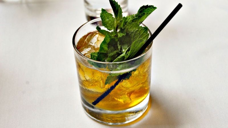 Đến Kentuky, Mỹ, bạn nhất định phải thử món rượu bạc hà Julep pha từ whisky ngô, đá và lá bạc hà.