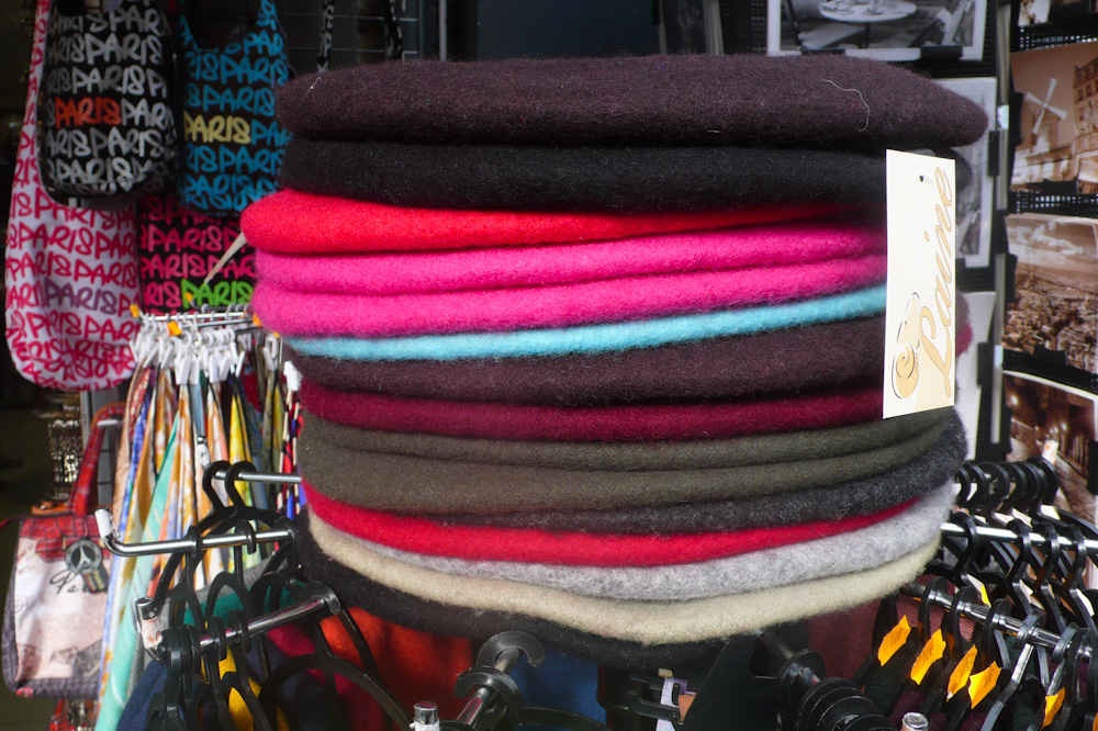 Pháp: Đến Pháp không thể không nhắc đến mũ beret. Tuy nhiên, nhiều du khách lại thích mua những hộp gan ngỗng, hay những chai rượu vang hảo hạng về làm quà.