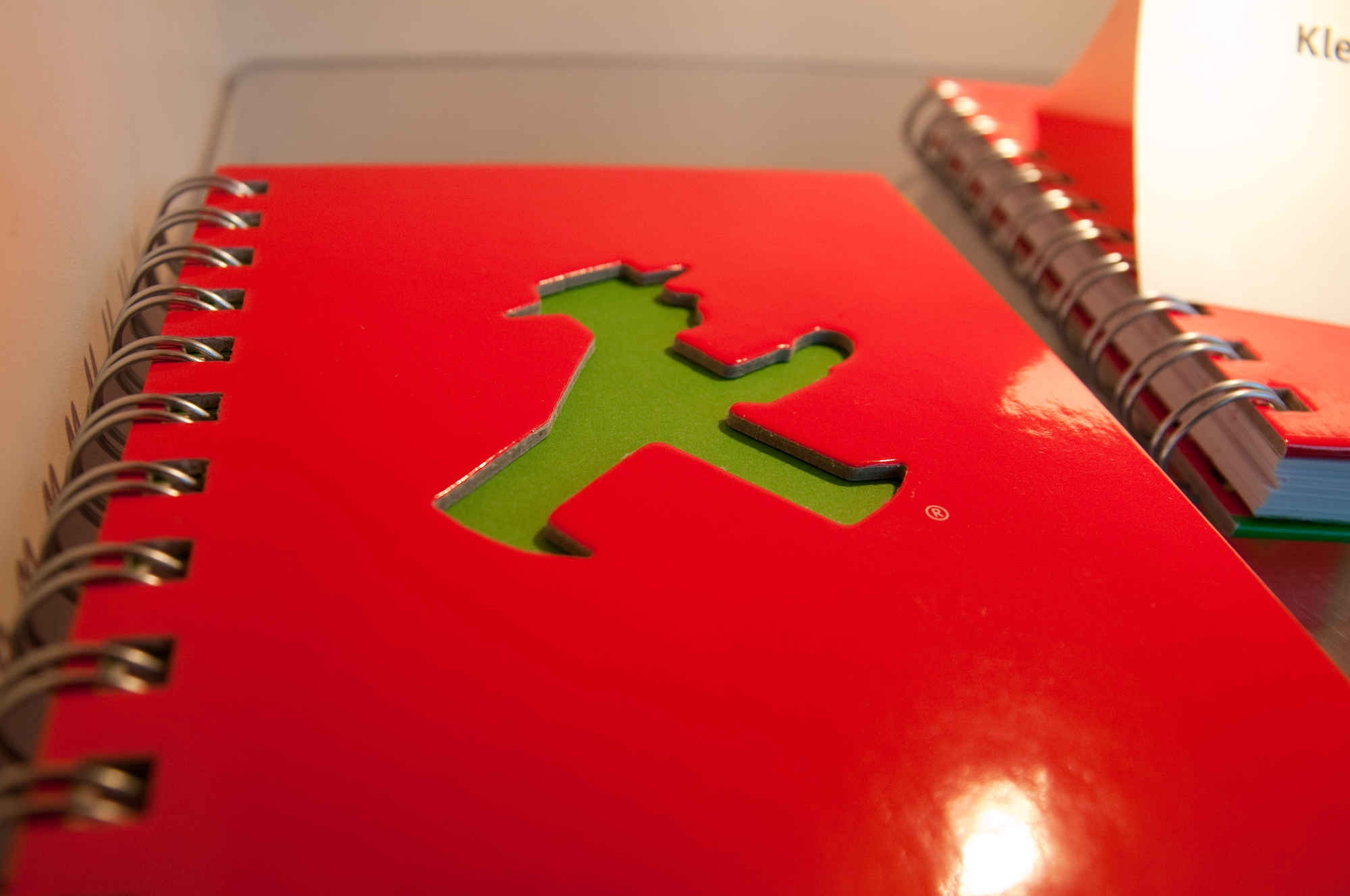 Đức: Món quà lưu niệm phổ biến nhất là Ampelmännchen, hình ảnh thường thấy trên các tín hiệu đèn giao thông ở Đức. Ngoài ra, bia Đức là món quà yêu thích của du khách khi trở về nhà.