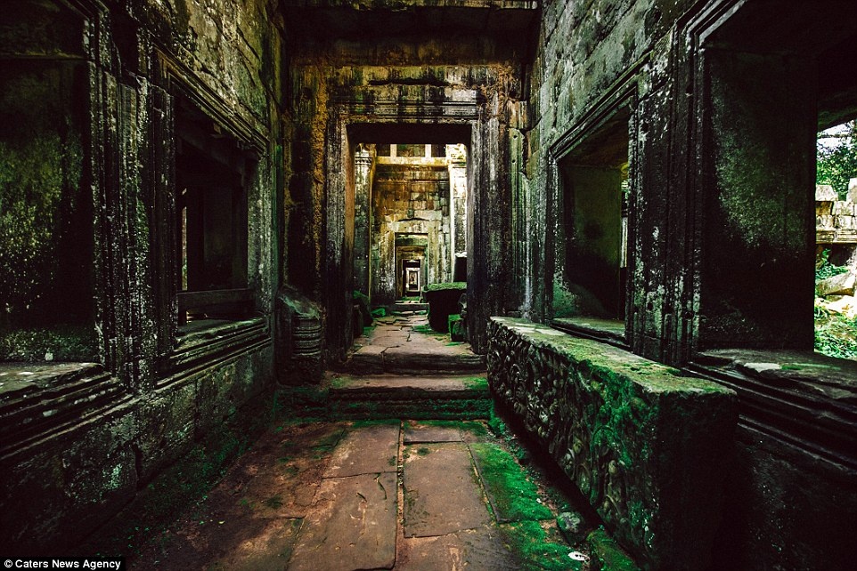 Hành lang hoang vắng hun hút ở Preah Khan, một trong những quần thể lớn nhất ở Angkor.