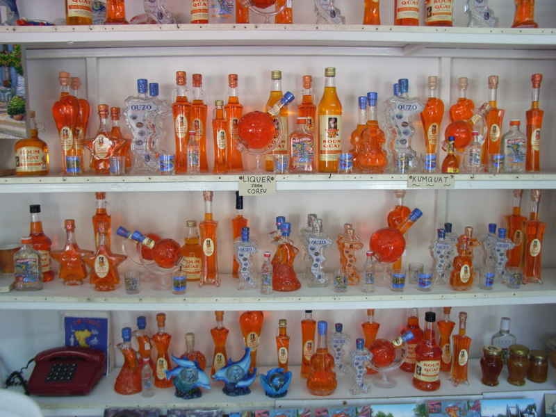 Hy Lạp: Du khách đến đây sẽ bắt gặp ouzo, những chai rượu có vị hoa hồi, đồ uống yêu thích của người Hy Lạp. Một món khác khá thú vị là rượu Mastika được làm từ cây Mastik vùng Địa Trung Hải.