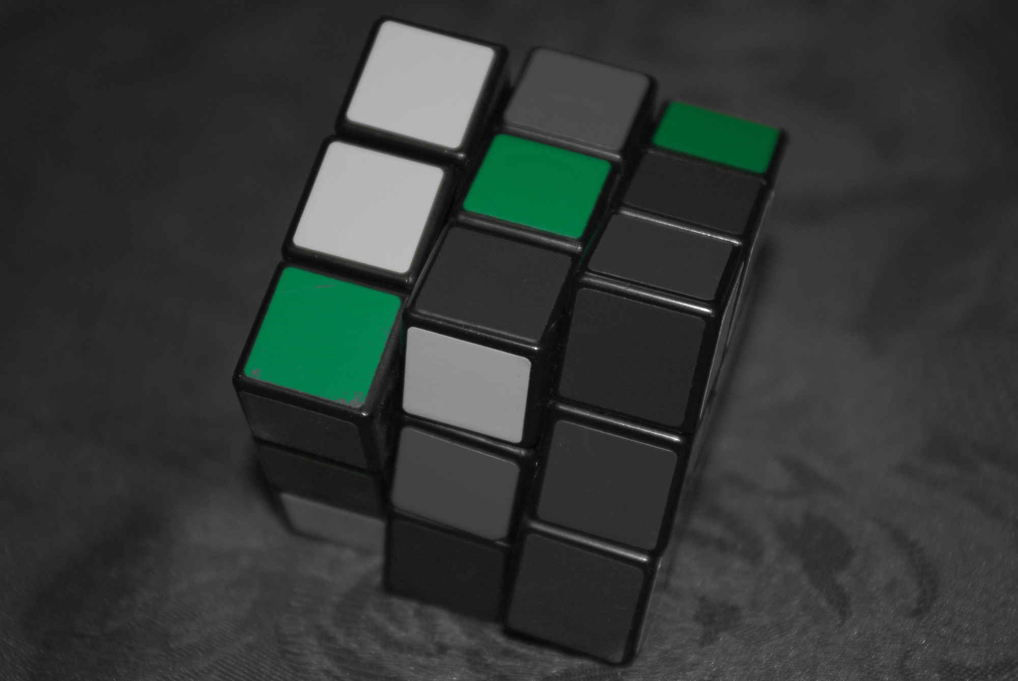 Hungary: Du khách đến Hungary thường mua những khối rubik về làm quà, hoặc món đồ chơi biểu tượng nhân vật Folqa.