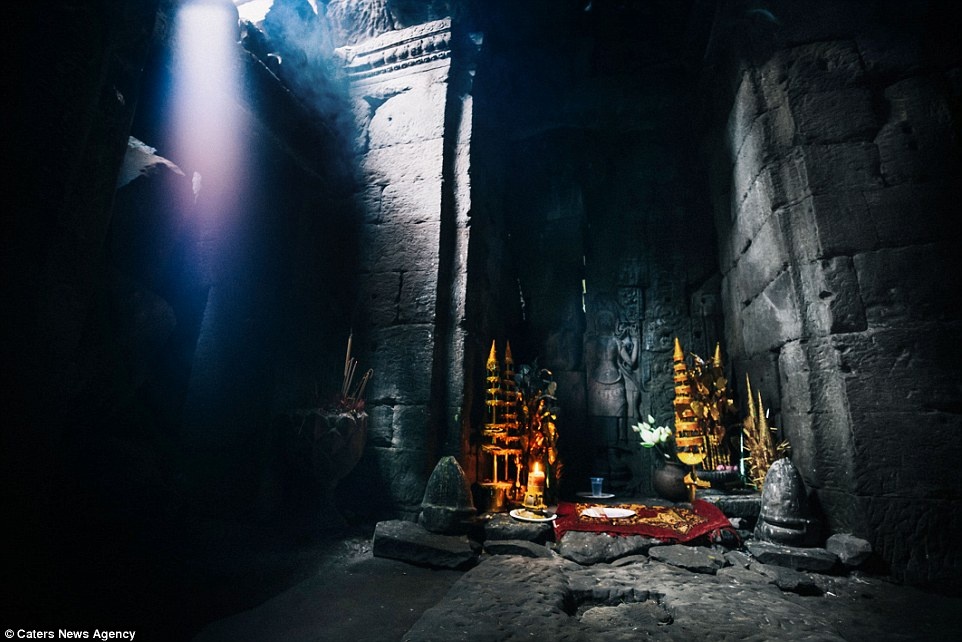 Chính giữa đền Ta Prohm, bao quanh bởi những phiến đá. Ngôi đền được công nhận là Di sản thế giới vào năm 1992.