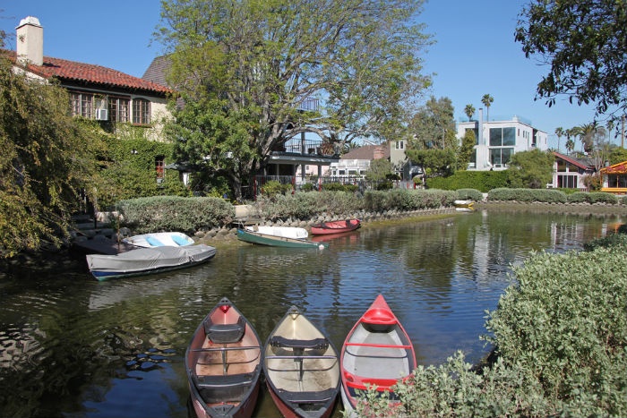 9. Venice Beach, California: Không phải tình cờ mà ở đây vừa có tên gọi vừa có cảnh kênh đào giống Italy. Trên thực tế, quận kênh đào lịch sử Venice là một hệ thống các con kênh do Abbot Kinney phát triển, nhằm mang phần nào hình ảnh Venice đến Mỹ.