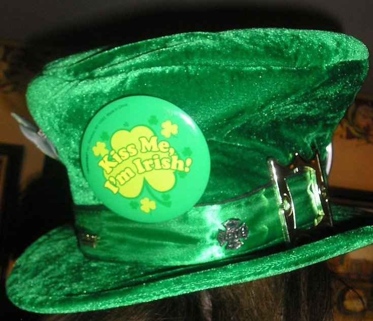 Ireland: Món đồ lưu niệm phổ biến là áo, ly cốc hay hình xăm có dòng chữ “Kiss me I’m Irish” (Hãy hôn tôi, tôi là người Ireland). Ngoài ra là xà phòng cạo râu hiệu Clarkes of Dublin với sự pha trộn của các hương vị tự nhiên như tuyết tùng, rong biển, sáp ong…