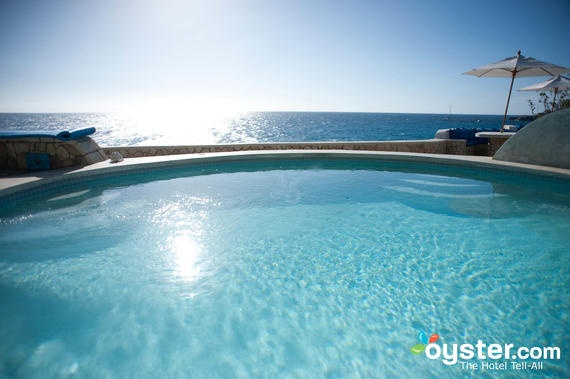 The Caves, Jamaica: Đây là resort lãng mạn nhất ở Jamaica với 12 biệt thự, phòng siêu sang nằm e ấp trong những khu vườn rợp bóng cây xanh. Khu nghỉ dưỡng cao cấp này mang lại cho du khách ẩm thực địa phương phong phú với dịch vụ hạng nhất.	