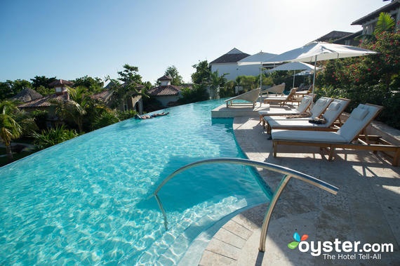 Sandals LaSource Grenada: Resort sang trọng này chỉ dành riêng cho các cặp đôi, trải rộng trên diện tích gần 7 ha ở phía tây nam hòn đảo. Resort có 5 bể bơi, phòng tập thể hình, khu spa, 10 nhà hàng và rất nhiều hoạt động phong phú. Các cặp đôi còn có các không gian lãng mạn như đốt lửa trại, tình tứ bên những chiếc xích đu nhìn ra cầu tàu, hoặc nắm tay nhau dạo trên bãi biển.