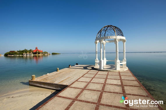 Sandals Royal Caribbean Resort, Jamaica: Resort này nhỏ và riêng tư với rất nhiều bãi biển nhỏ xinh và một hòn đảo hoàn toàn riêng biệt. Resort gần sân bay và trung tâm Montego Bay. Các nhà hàng ở đây phục vụ mọi khẩu vị, từ nhà hàng kiểu Pháp lãng mạn đến quán bar thư giãn kiểu Anh bên bãi biển.