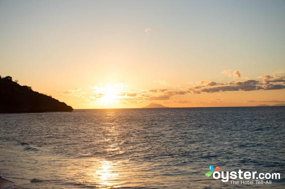 Galley Bay Resort & Spa, Antigua: Resort mang phong cách đơn giản đặc trưng kiểu Caribee với mái lợp, các dụng cụ tết bằng mây, hay những lối đi lát đá. Đặc biệt ở đây có một bãi biển tuyệt đẹp với những đồ ăn rất ngon. Các môn thể thao dưới nước cũng được bao trọn trong dịch vụ dành cho khách. Tuy nhiên, biển ở đây sóng có thể khá lớn nên du khách không thể tắm biển hằng ngày.