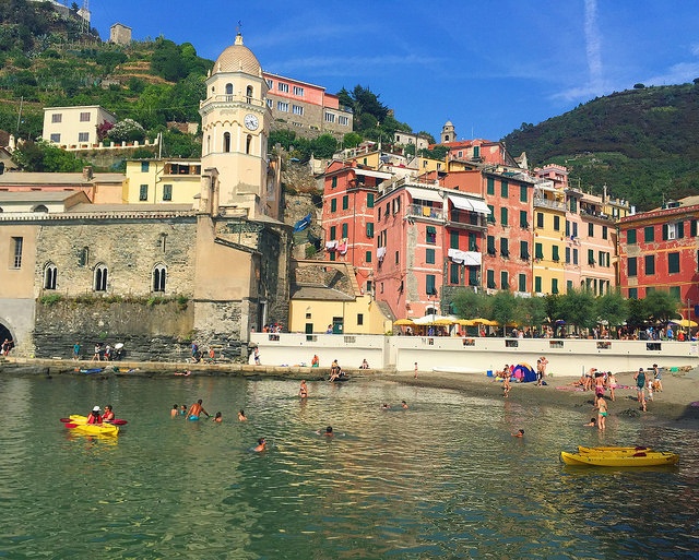 Những ngôi nhà màu sắc sống động xếp san sát nhau hướng ra phía biển là khung cảnh yên bình đặc trưng của Châu Âu.