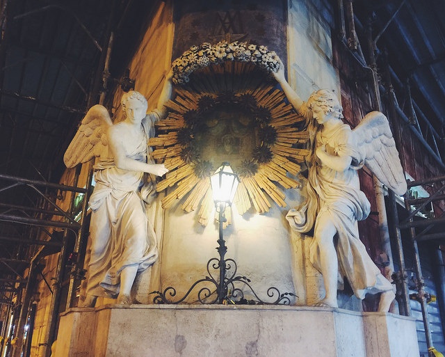 Khoác lên mình tấm áo huyền bí của màn đêm, Rome trở nên thu hút lạ kì.