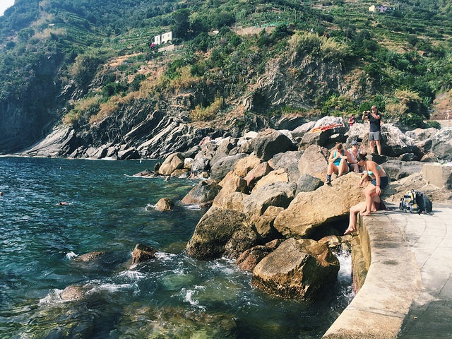 Mỏm đá chênh vênh bên biển đón chào những du khách ưa khám phá.