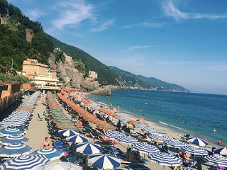 Bãi biển Cinque Terra ánh bạc màu nắng trên từng ngọn sóng ngày đêm rì rào ôm ấp bờ cát óng mịn trở thành địa điểm hấp dẫn để du khách dạo chơi, phơi tấm lưng trần.