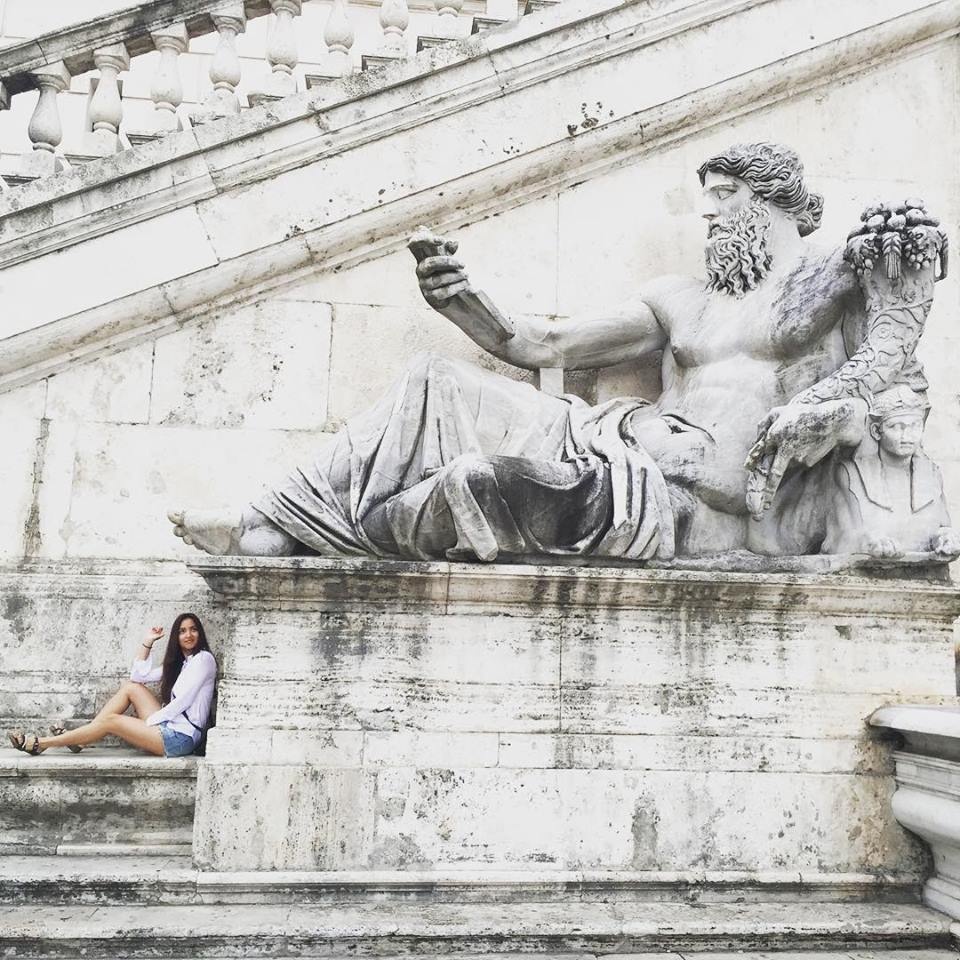 Rome cổ đại được xây dựng trên 7 quả đồi liền nhau nên được gọi là thành phố 7 quả đổi. Trong thành phố có công trình kiến trúc cổ như quảng trường, nhà thờ, tu viện, hoàng cung, vòi phun nước và các tượng thần.