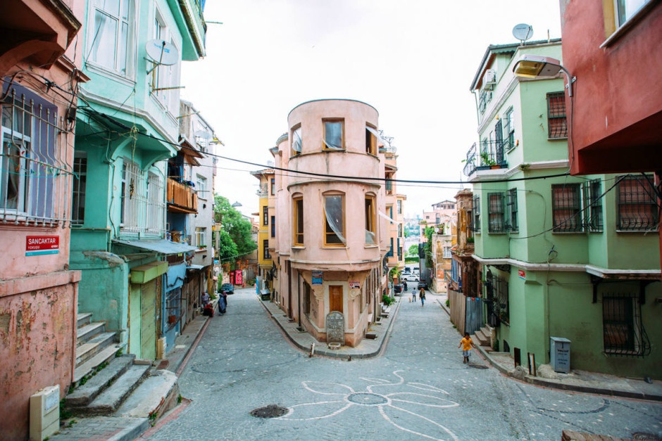 Balat: Đây là khu vực của người Do Thái ở Istanbul. Những tòa nhà màu sắc nằm trên những sườn dốc khiến bạn ngỡ mình đang ở San Francisco.