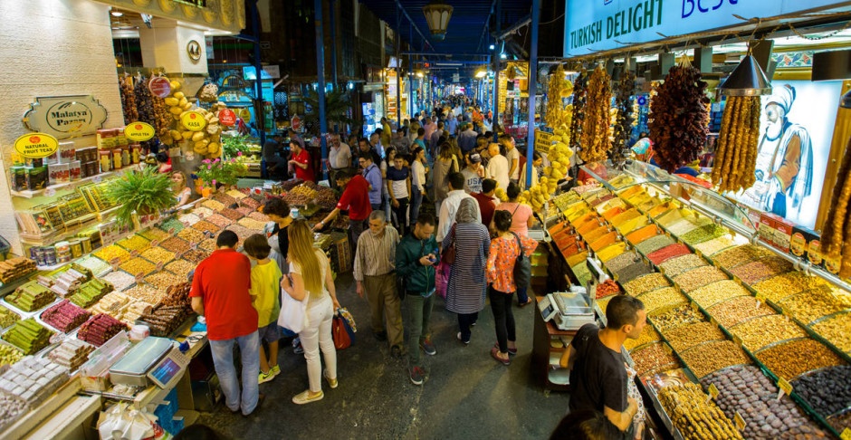 Grand Bazaar: Với hơn 3.000 quầy hàng, đây là một trong những chợ lâu đời nhất thế giới. Bạn có thể tìm thấy mọi thứ ở chợ này, đặc biệt là các loại gia vị, đồ lưu niệm, giày dép, đồ trang sức vô cùng phong phú.