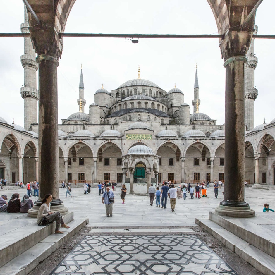 Thánh đường Blue Mosque: Đây là một trong những địa danh bạn không nên bỏ qua. Thánh đường nổi bật với 6 ngọn tháp, tạo thành công trình biểu tượng của Thổ Nhĩ Kỳ. Bên trong thánh đường là những họa tiết tinh xảo, đặc biệt được tạo thành bởi những viên gạch màu xanh.