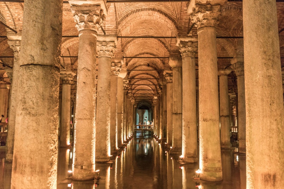 Thánh đường Basilica: Địa danh này nằm ngay gần Blue Mosque, được coi là “cung điện chìm” nằm dưới bề mặt các con phố ở Istanbul. Thánh đường được xây dựng khoảng thế kỷ 3-4, ban đầu làm trung tâm thương mại, sau đó thêm thắt vào thành một phần trong hệ thống lọc nước của thành phố. Bên trong thánh đường có một bức tượng đầu Medusa dựng ngược khá ấn tượng.