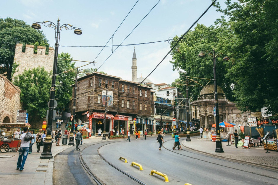 Đường phố Istanbul: Ngắm cảnh đường phố ở thủ đô Thổ Nhĩ Kỳ cũng là một điều thú vị với sự pha trộn giữa kiến trúc cổ điển và hiện đại. Bạn còn có thể mua được những món ăn đường phố ngon miệng hoặc những món đồ địa phương rất độc đáo.