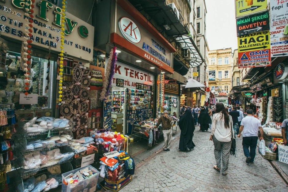 Mua sắm: Ở Istanbul, các cửa hiệu nhỏ, những người bán hàng luôn xởi lởi chào mời khách ở mọi góc phố. Bạn có thể tìm thấy đủ thứ ở đây, từ những món đồ cổ Ottoman hay những món đồ mang thương hiệu Mavi nổi tiếng của Thổ Nhĩ Kỳ.