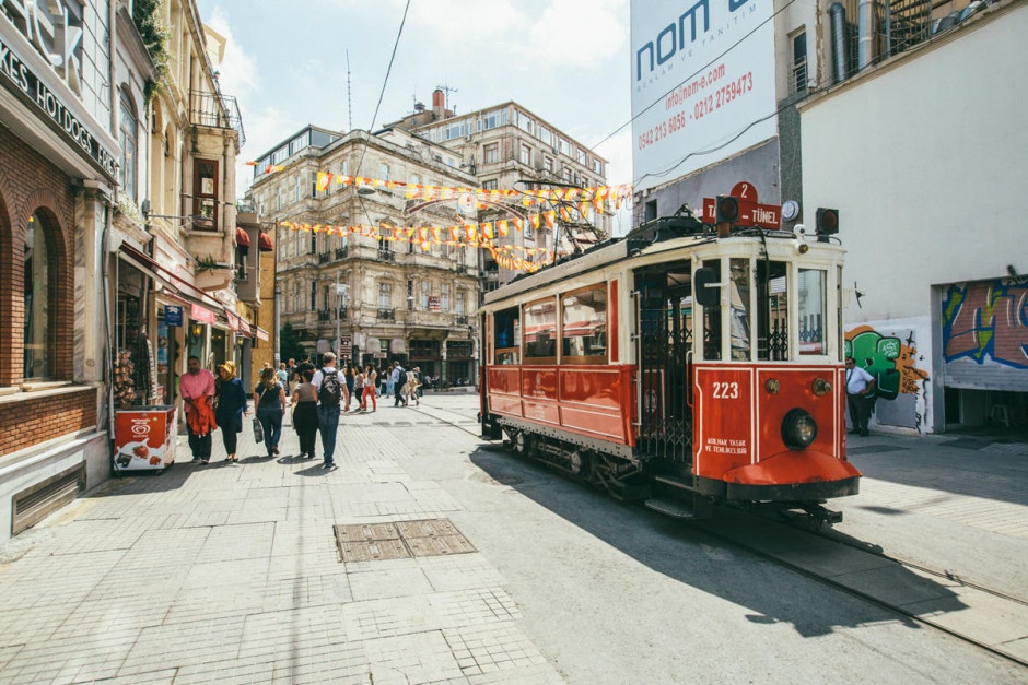 Tàu điện Karaköy: Đây là cảnh tượng vô cùng quen thuộc ở Istanbul mà bạn không nên bỏ lỡ.
