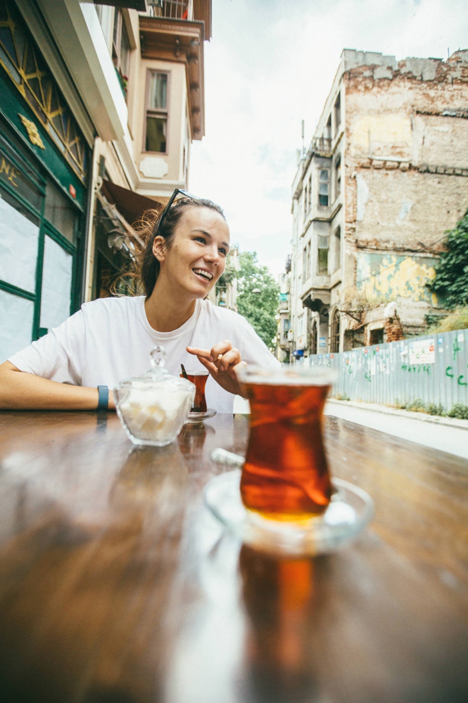 Trà Thổ Nhĩ Kỳ: Nhâm nhi một tách trà vào một buổi chiều yên bình ở Istanbul là trải nghiệm khó quên. Thổ Nhĩ Kỳ là một trong những nước tiêu thụ nhiều trà nhất thế giới.