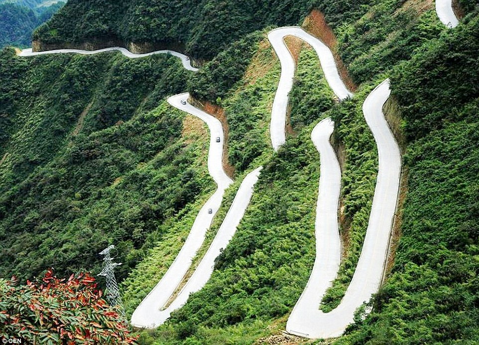 Nằm ở độ cao 625 - 1.175 m, con đường có đến 45 khúc cua zigzag chết người.