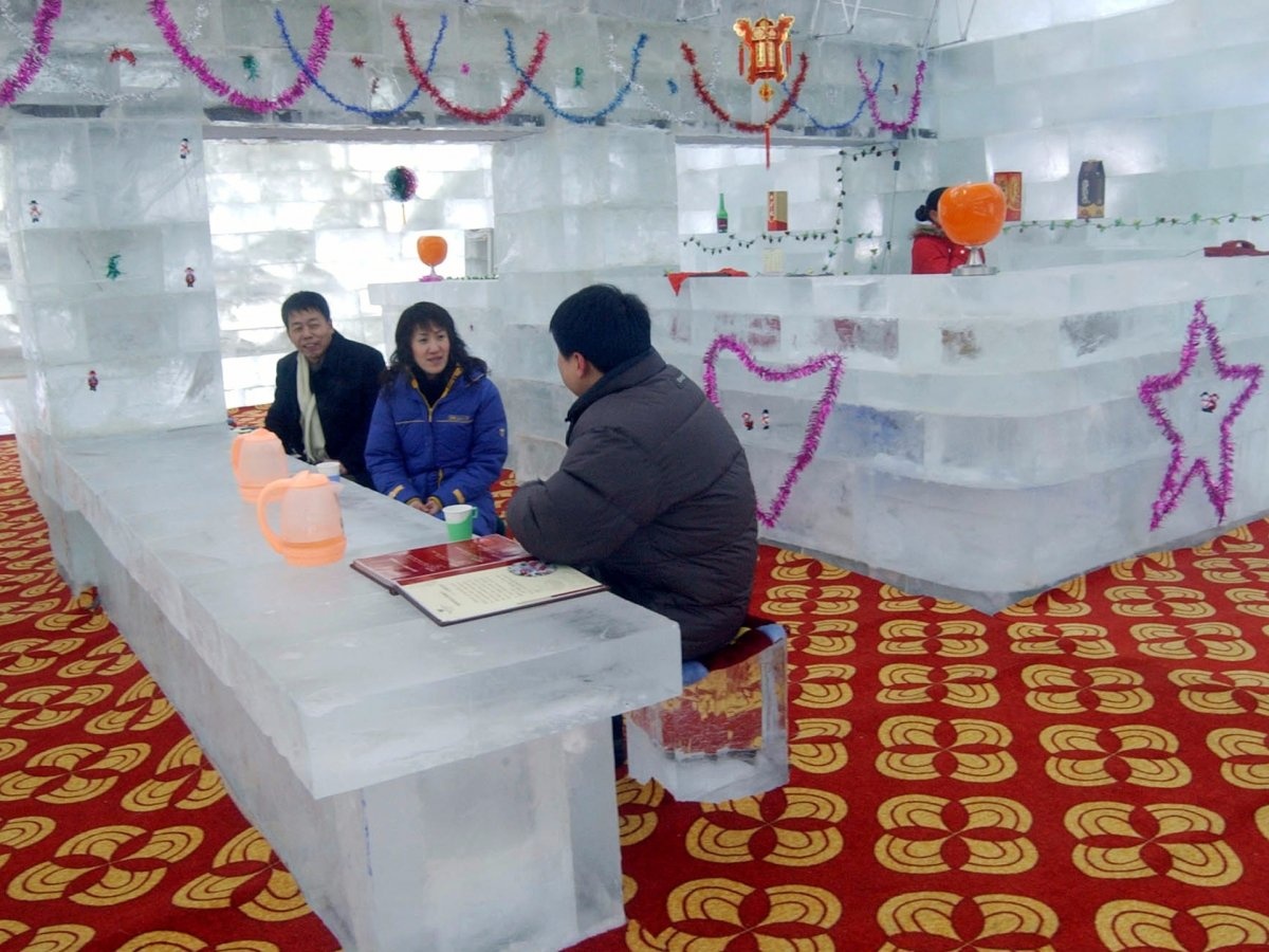 Bữa tối tại nhà hàng băng giá ở Harbin, Trung Quốc. Nhà hàng có công suất phục vụ 100 khách này là một phần của triển lãm tượng băng và điêu khắc tuyết.