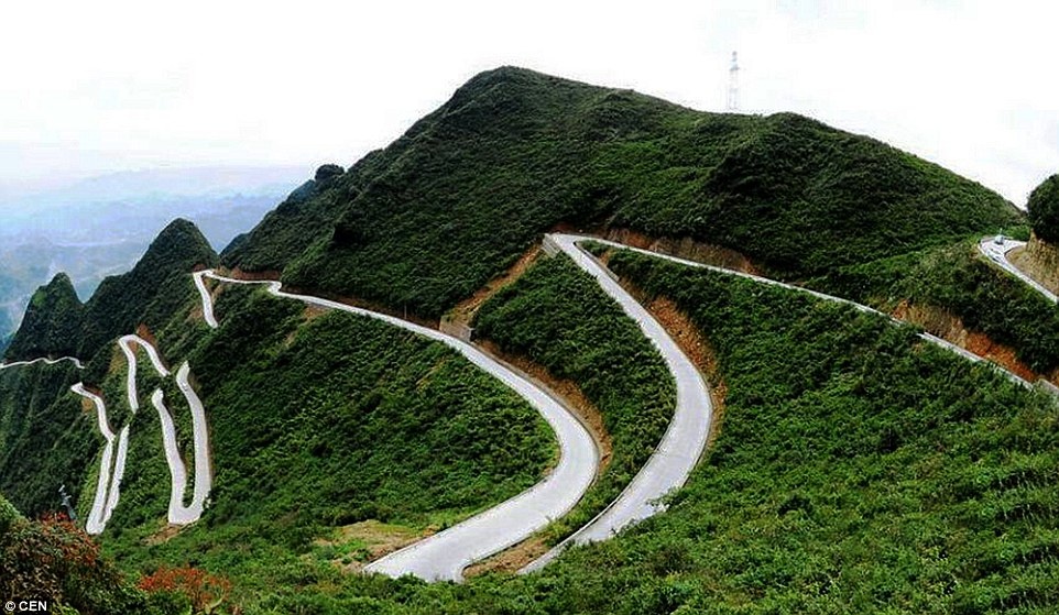 Con đường nối Chuanhegai, một làng sơn cước gồm 1.000 hộ, với một thị trấn gần đó có tên Pingma. Vốn là nơi “vô danh tiểu tốt” ở Trung Quốc, song con đường ở Tú Sơn bất ngờ trở nên nổi tiếng sau khi những tấm hình chụp được đăng tải trên mạng và lan truyền với tốc độ nhanh chóng.