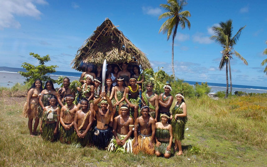 Nauru: Australia có trách nhiệm giữ hòa bình cho Nauru vì ở đây không có quân đội. Nauru chỉ có 30 km đường sá.