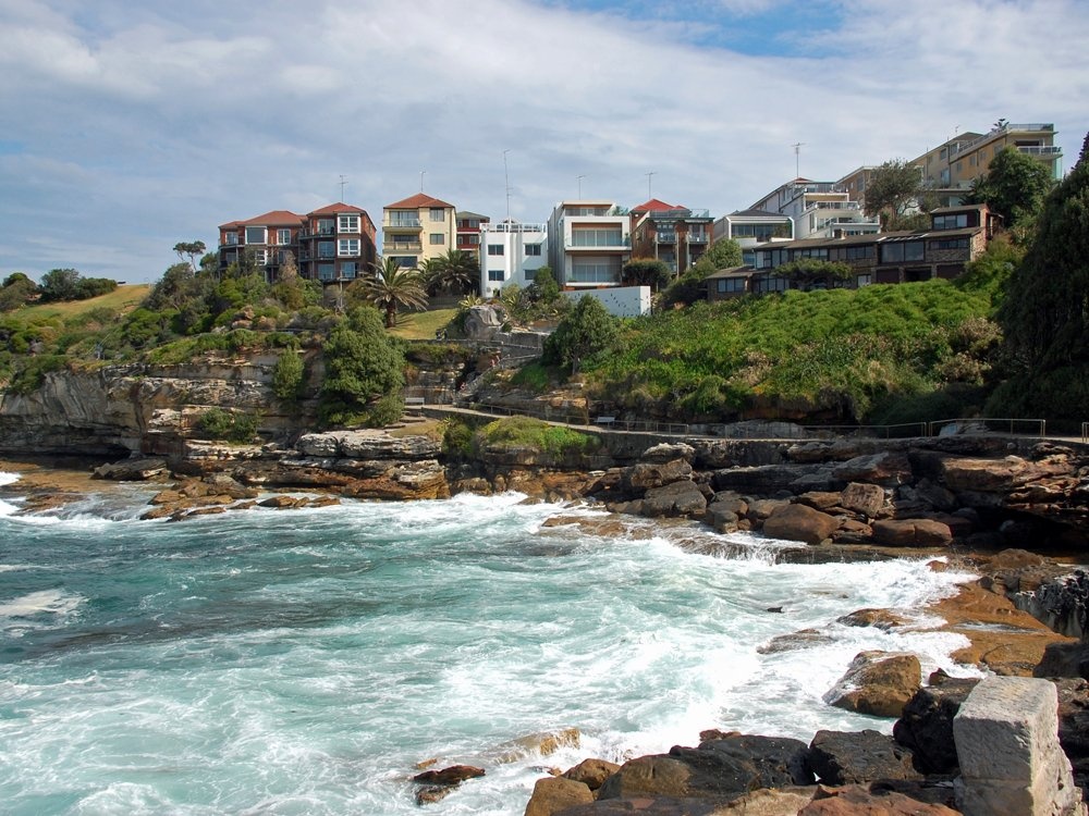 Đi dạo con đường ven bờ đá dài 6 km từ bãi biển Bondi đến bãi biển Coogee ở ngoại ô Sydney.