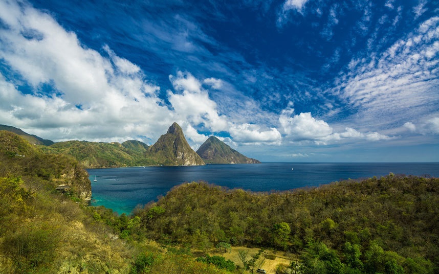 Saint Lucia: Vùng đất Caribbe này có 2 lực lượng bán quân sự nhưng không có quân đội. An ninh được bảo đảm bởi hệ thống an ninh vùng, hiệp ước được ký kết bởi Antigua và Barbuda, Barbados, Dominica, Grenada, Saint Kitts và Nevis, Saint Vincent và the Grenadines.
