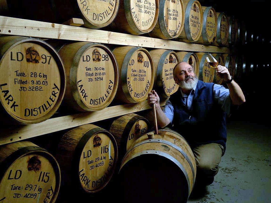 Nhấm nháp rượu whisky Lark Distillery ở Tasmania.