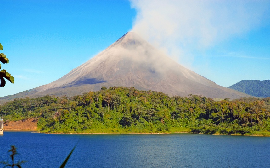 Costa Rica: Đất nước yêu chuộng hòa bình này không cho phép thành lập quân đội từ năm 1949. Hiện Costa Rica là nơi đặt trường đại học Hòa bình của Liên Hợp Quốc.