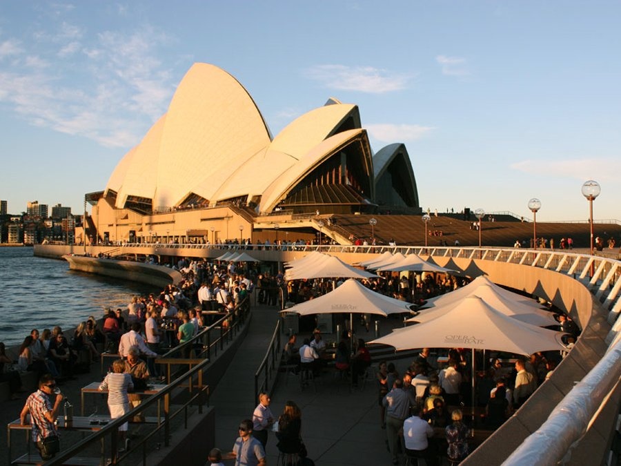 Thưởng thức đồ uống ở Opera Bar trước khi vào xem kịch ở nhà hát con sò.