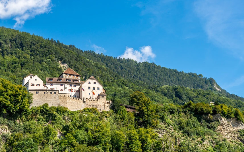 Liechtenstein: Lý do việc bãi bỏ quân đội của Leichtenstein vào năm 1868 là để tiết kiệm tiền. Quân đội chỉ được pháp thành lập khi có chiến tranh, mà điều đó chưa từng xảy ra ở vùng đất này. Leichtenstein còn có GDP trên đầu người cao thứ hai thế giới chỉ sau Qatar, và tỷ lệ thất nghiệp cũng thuộc hàng thấp nhất thế giới.